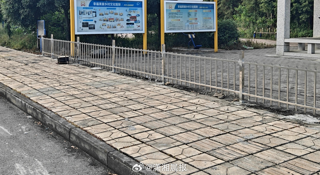 【#四川一文化站外围栏顶部竟是尖刺#，#当地回应文化站外围栏顶部是尖刺#：已全部