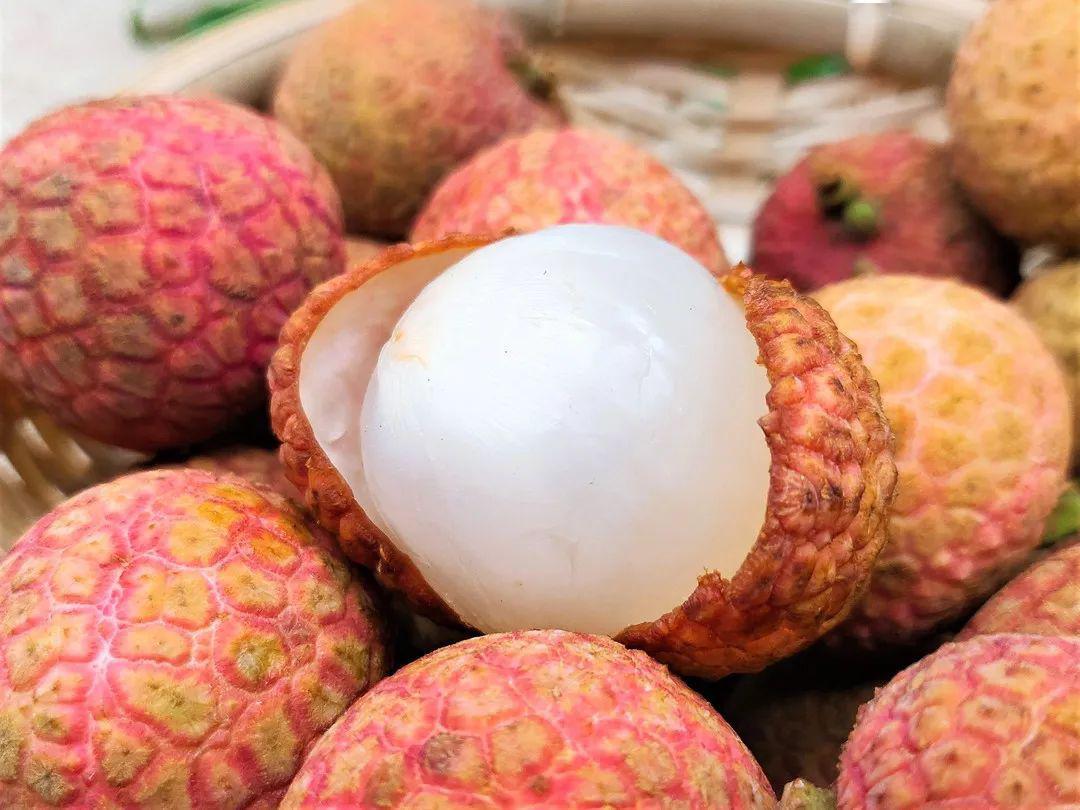 夏日炎炎，最适合吃的就是甜蜜可口的荔枝啦！🍓🌞🌴
每年夏季，我们都期盼着这