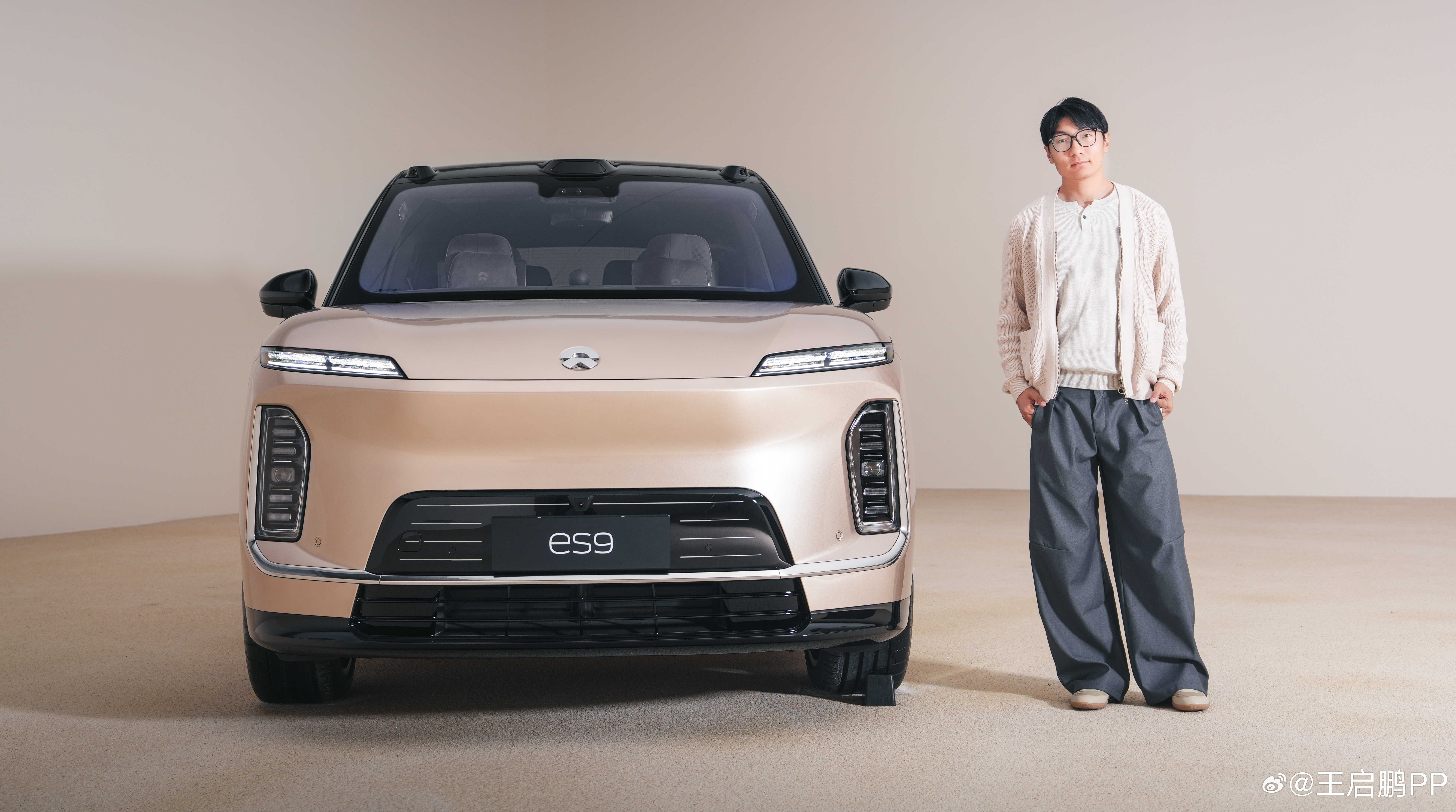 蔚来ES9蔚来ES9这车，真是大到头儿了，我183的个子往这一站就很娇小不过对于