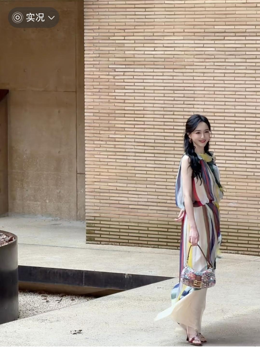 唐嫣，这裙子是从哪淘来的啊，有点不符合她的气质。