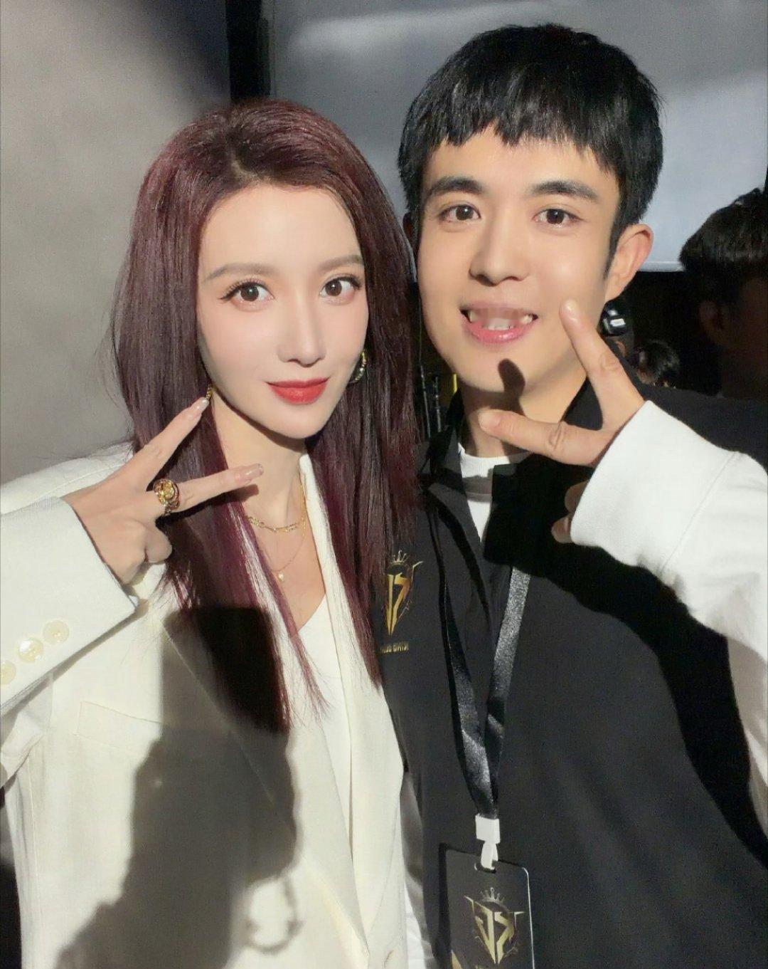 原来王星签给了耀客，老板娘是张萌。 泰国事件回来之后，王星上了《无限超越班》，也