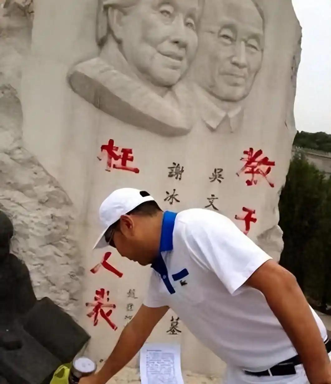 1997年，冰心的长子趁妻子出国，将比自己小40岁的女人带回家，后来他为了分割房