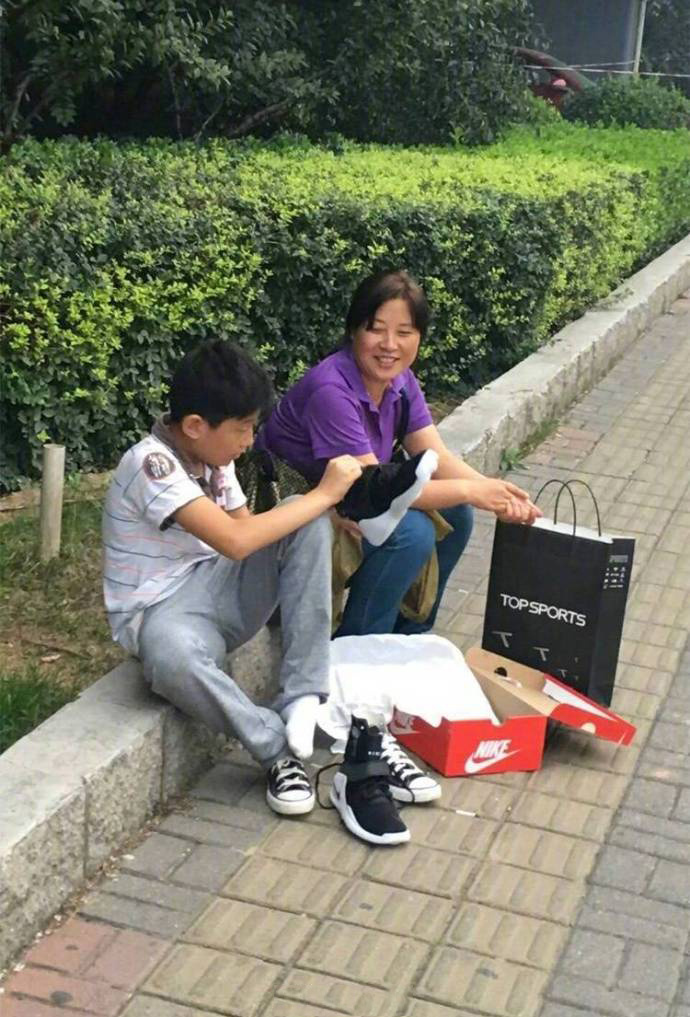 还记得父母给你买的第一双球鞋吗？ 好暖的图