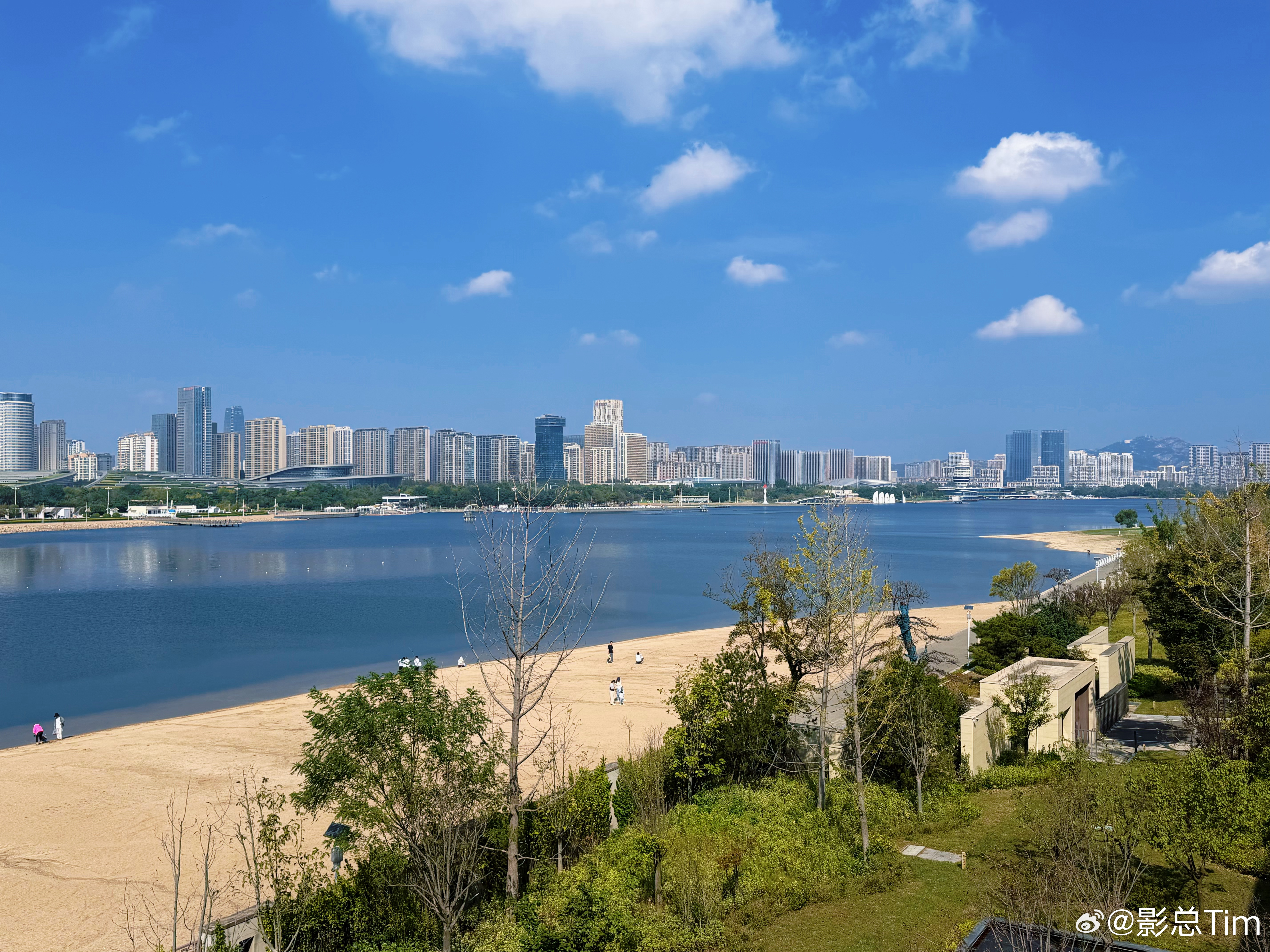 酒店窗外的景色不错，还有皮划艇运动员在训练，日照这城市还真挺超出我的预期，小而美