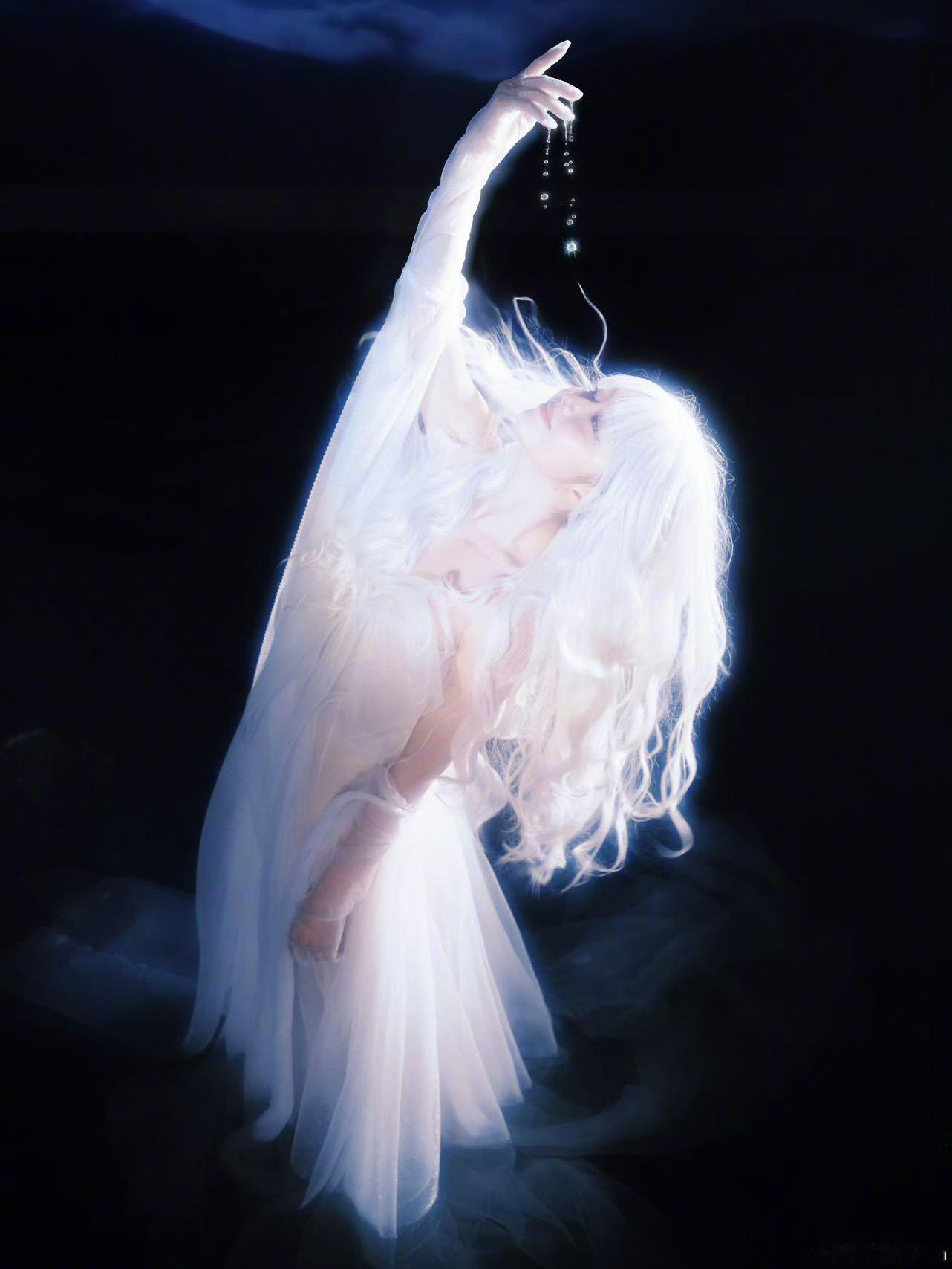 谭松韵白发神女 雪色银发衬得眉眼如画，谭松韵把神女的清冷破碎感拿捏得死死的，一抬