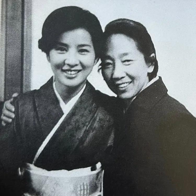 于蓝与吉永小百合的合影（图一）
看到这照片想起于蓝老师演的孙大娘了，其实演《侦察