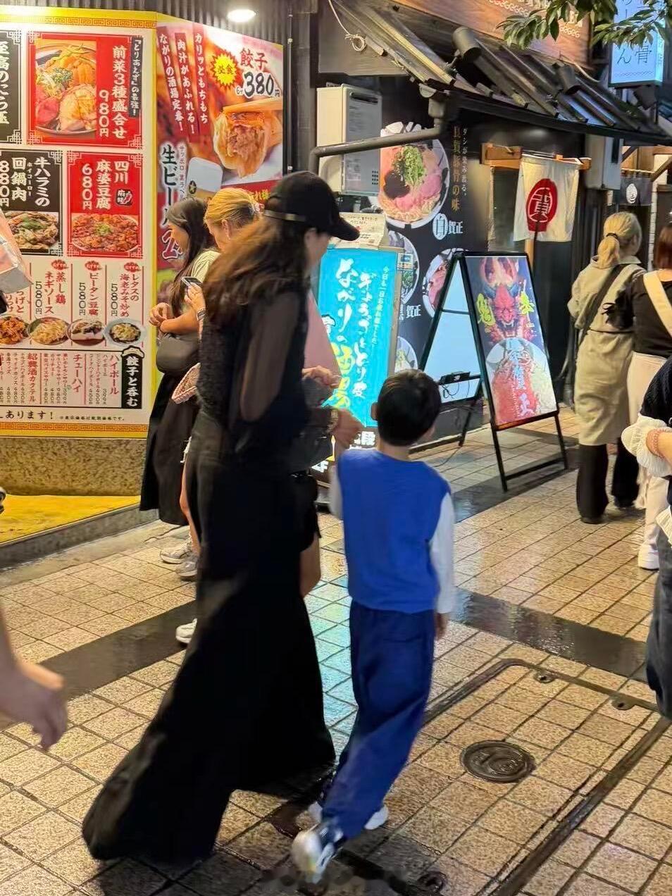 章子怡带两个孩子日本逛街章子怡带女儿追星宋雨琦 章子怡带女儿追星宋雨琦，好幸福 