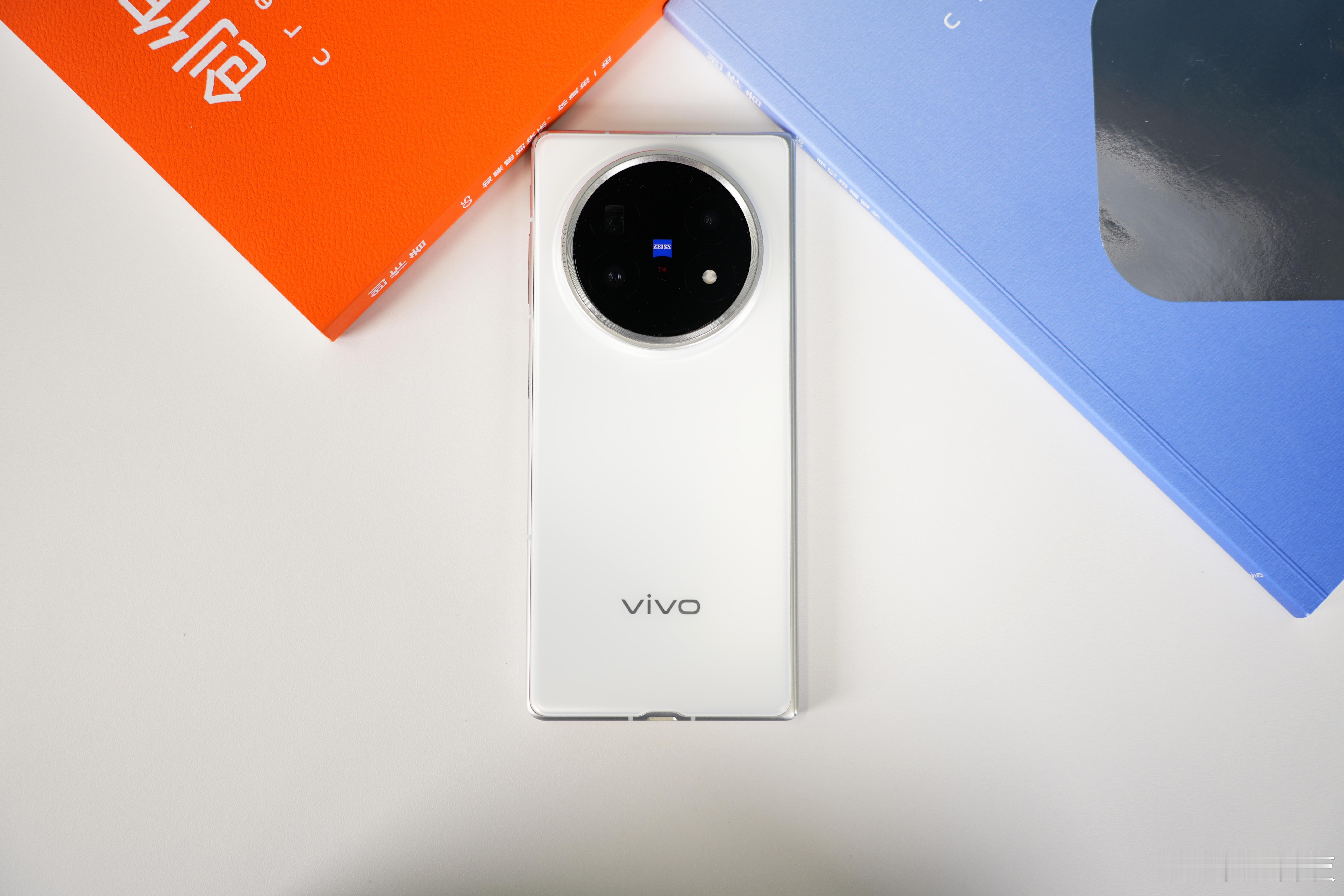 最近一直在用蓝厂大折叠vivo X Fold5，极致轻薄的机身之下，有着近乎完美