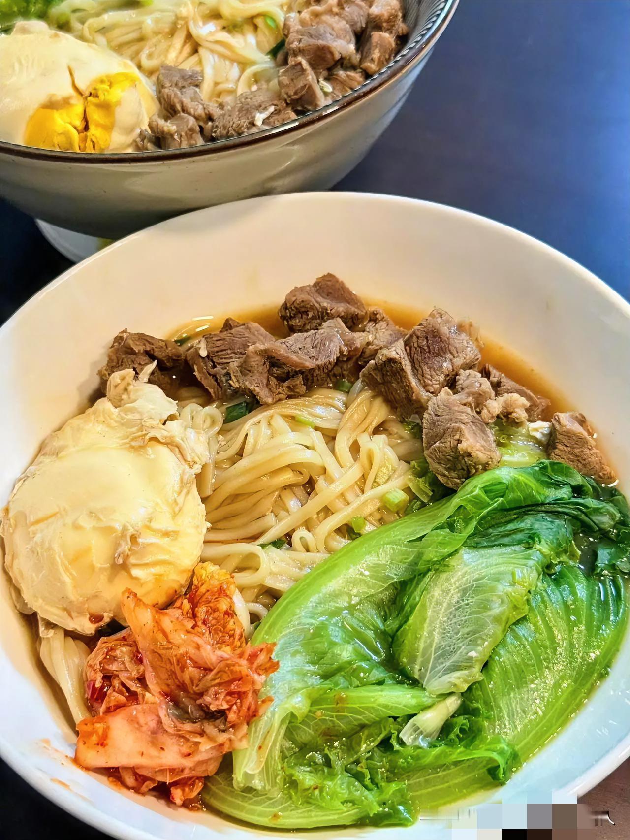 那天我正在后厨收拾，听见前厅传来熟悉的争执声——不是吵架，是俩小伙子在互相推让一