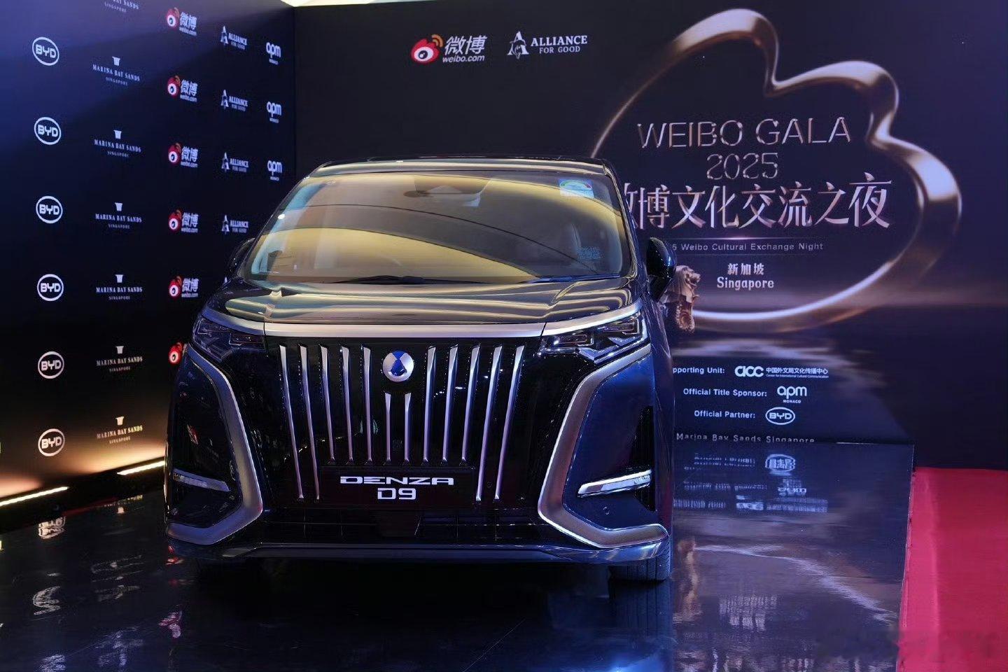 比亚迪携绿色科技赴狮城之约，将责任融入出行日常。共话新能源未来，为这场文化交流之