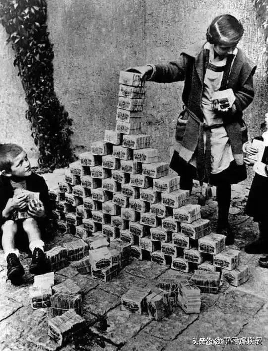 插播一条逆知识+(逆天知识)
电影里面50W马克+的面包是假的。
是导演怕观众不