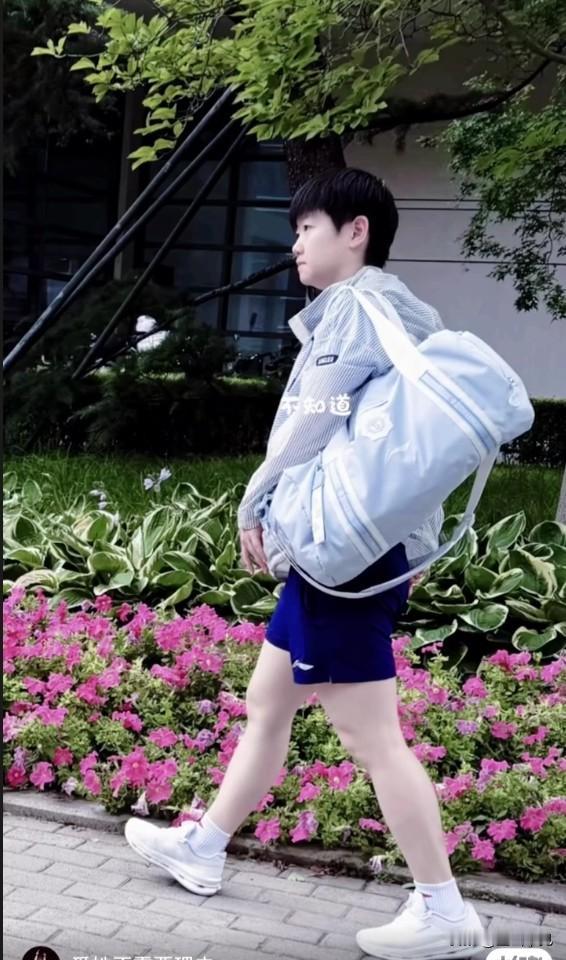 好久不见的孙颖莎
世界纷纷扰扰，莎莎专注自我，不受外界干扰，训练训练训练。
今日