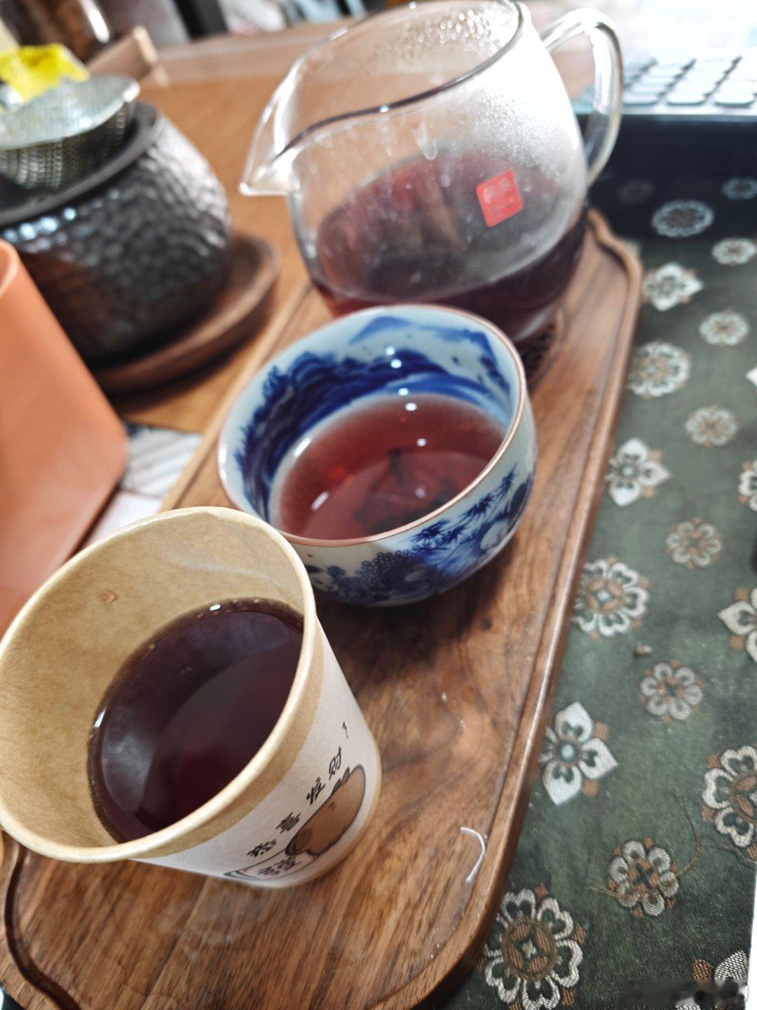 这天热的，闺蜜给煮了热热的酸梅汤，喝着很舒服。 