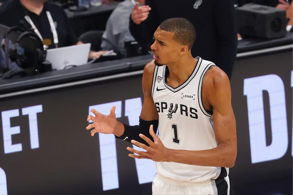 绝望离场！文班亚马痛失总冠军后发声

NBA总决赛战火熄灭，圣安东尼奥马刺最终以