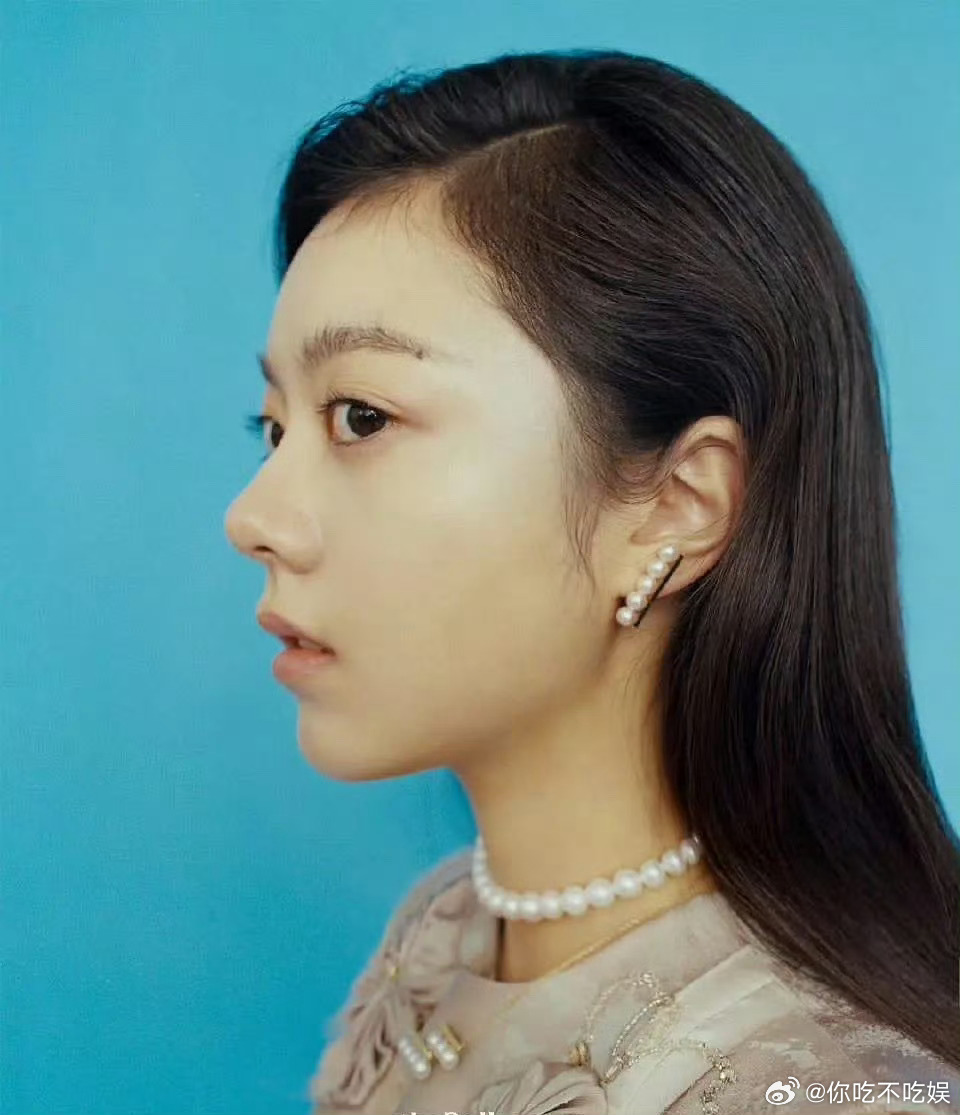 赵今麦真的可以说是那种土到极致的代言人。 