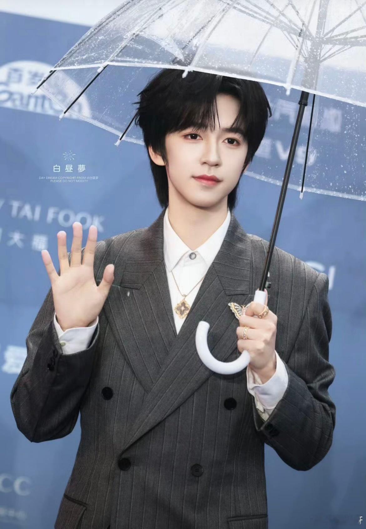 贺峻霖已经连续三年参加北影节了，说真的他真的挺适合当主持人的，一看就很正直很值得