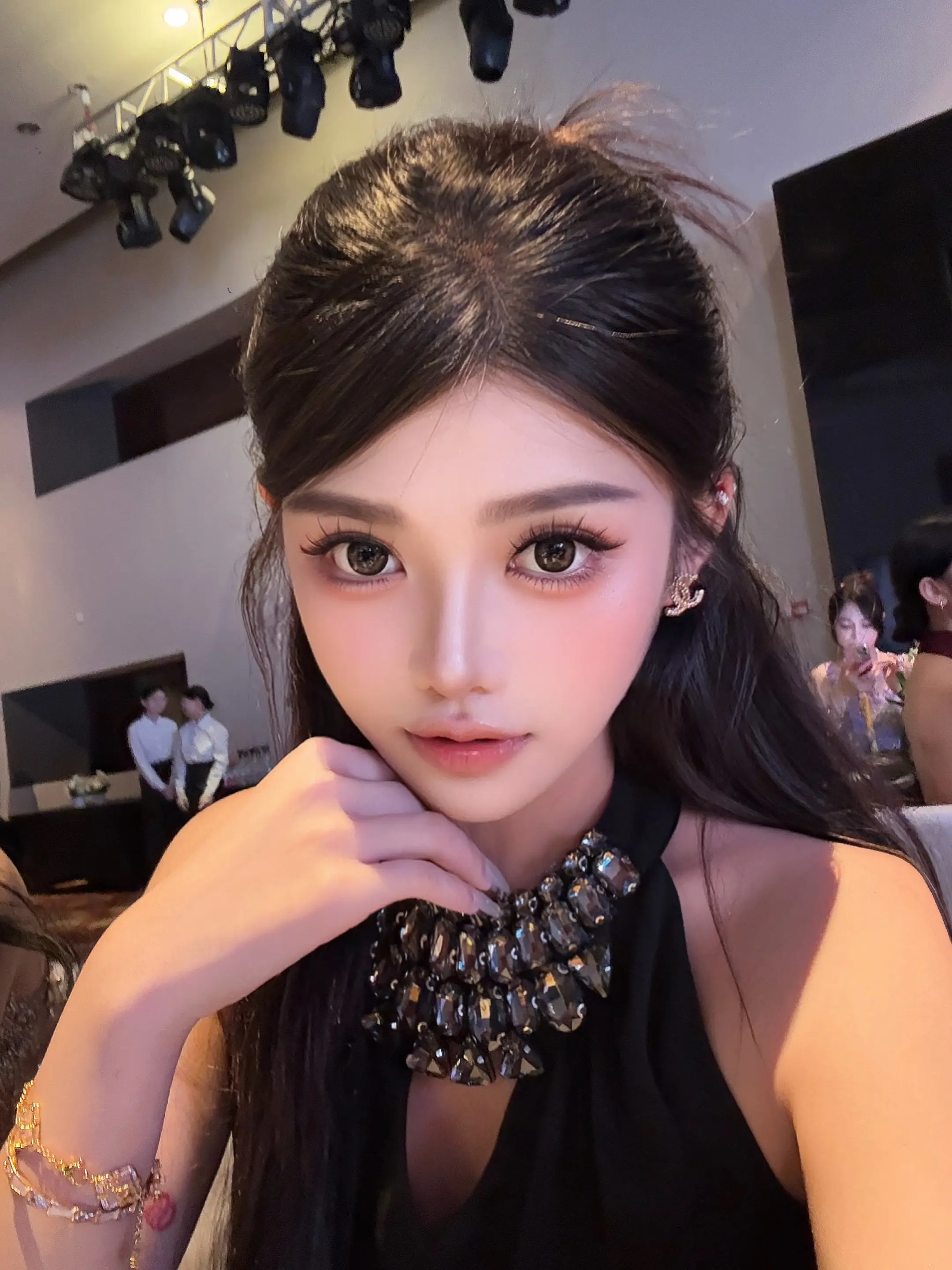 没有人会一直对你好 有的只不过是利益衡量 当你没了价值 你也就是颗弃子了