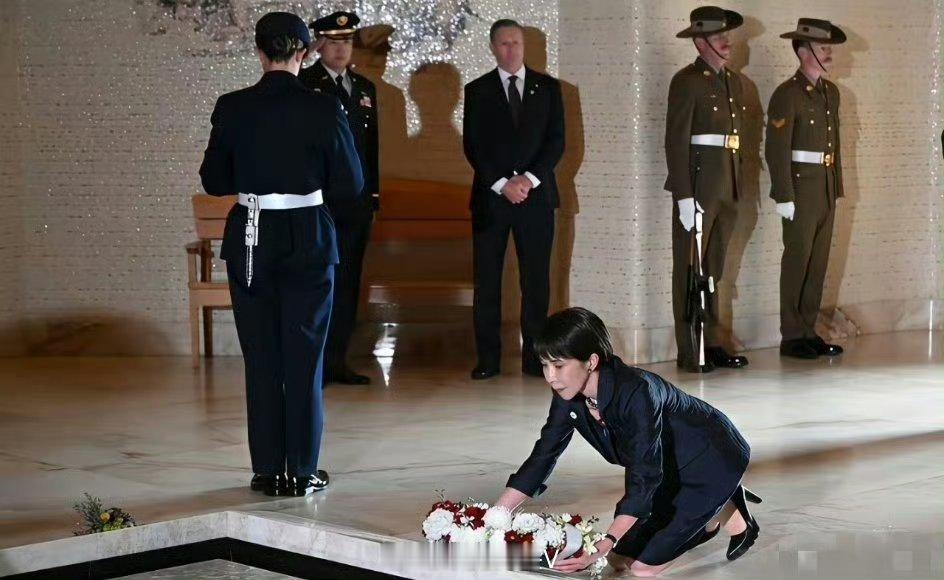 高市早苗在澳大利亚下跪献花在澳洲跪的挺好的。1942年2月19日，242架日本海