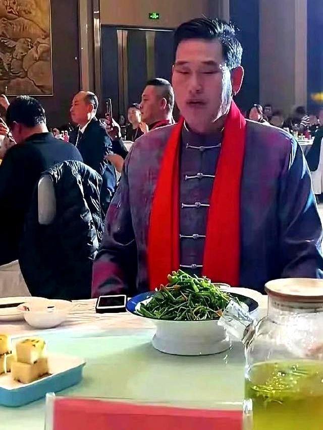 他拿了15万出场费，却在庆功宴上被晾在二号桌。
没人敬酒，没人搭话，他埋头扒完一