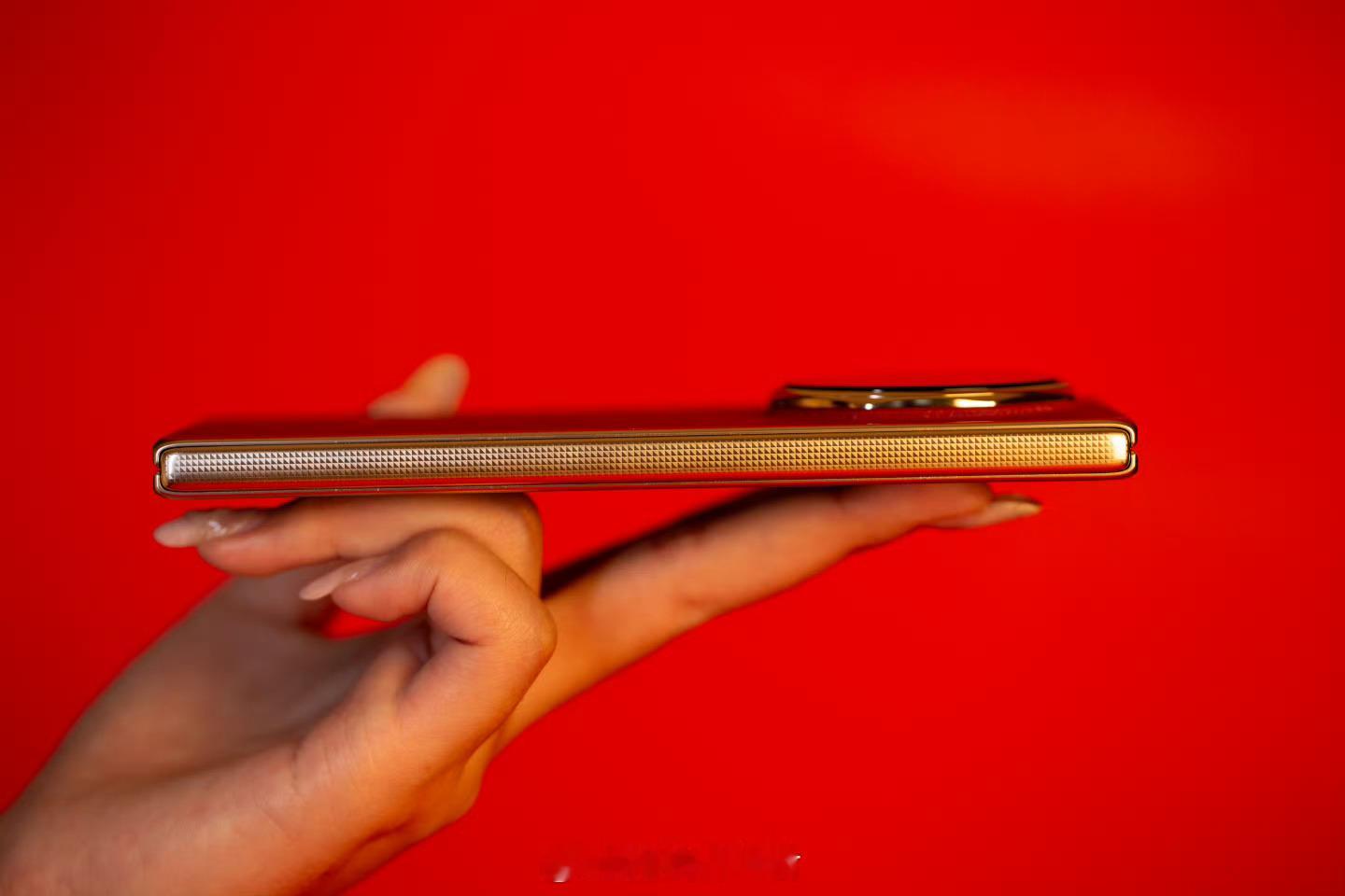 多个手机品牌或迎5年来最大涨幅荣耀Magic V6赤兔红配色到手好看吗？ 