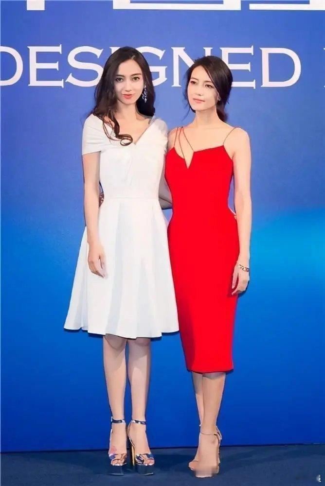 杨颖太美了，和高圆圆在一起气质丝毫不输。 