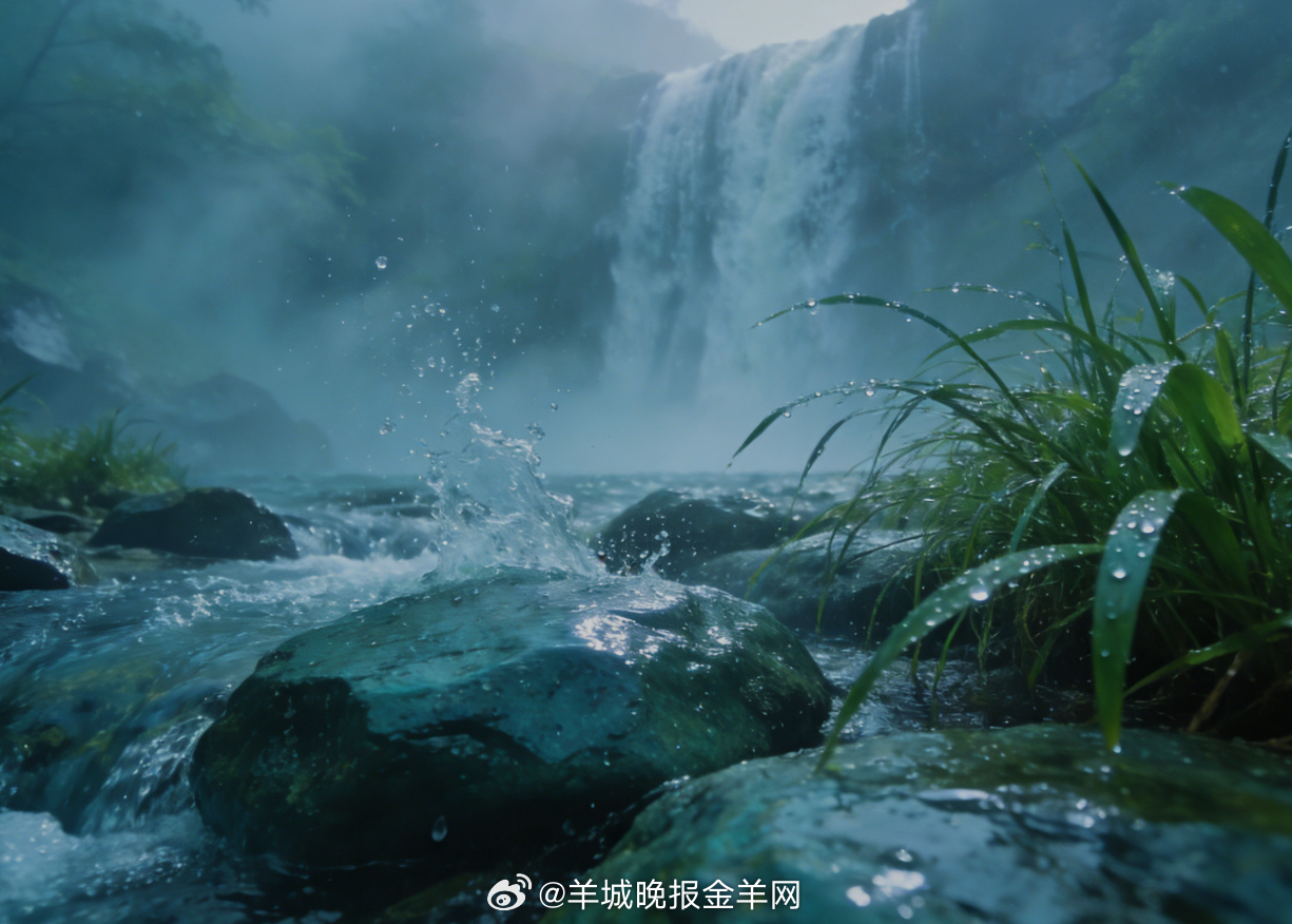 #早安# 晨雾绕着瀑布叠成软纱，山泉撞着青石淌出清响，微凉的风裹着草木香，新一天