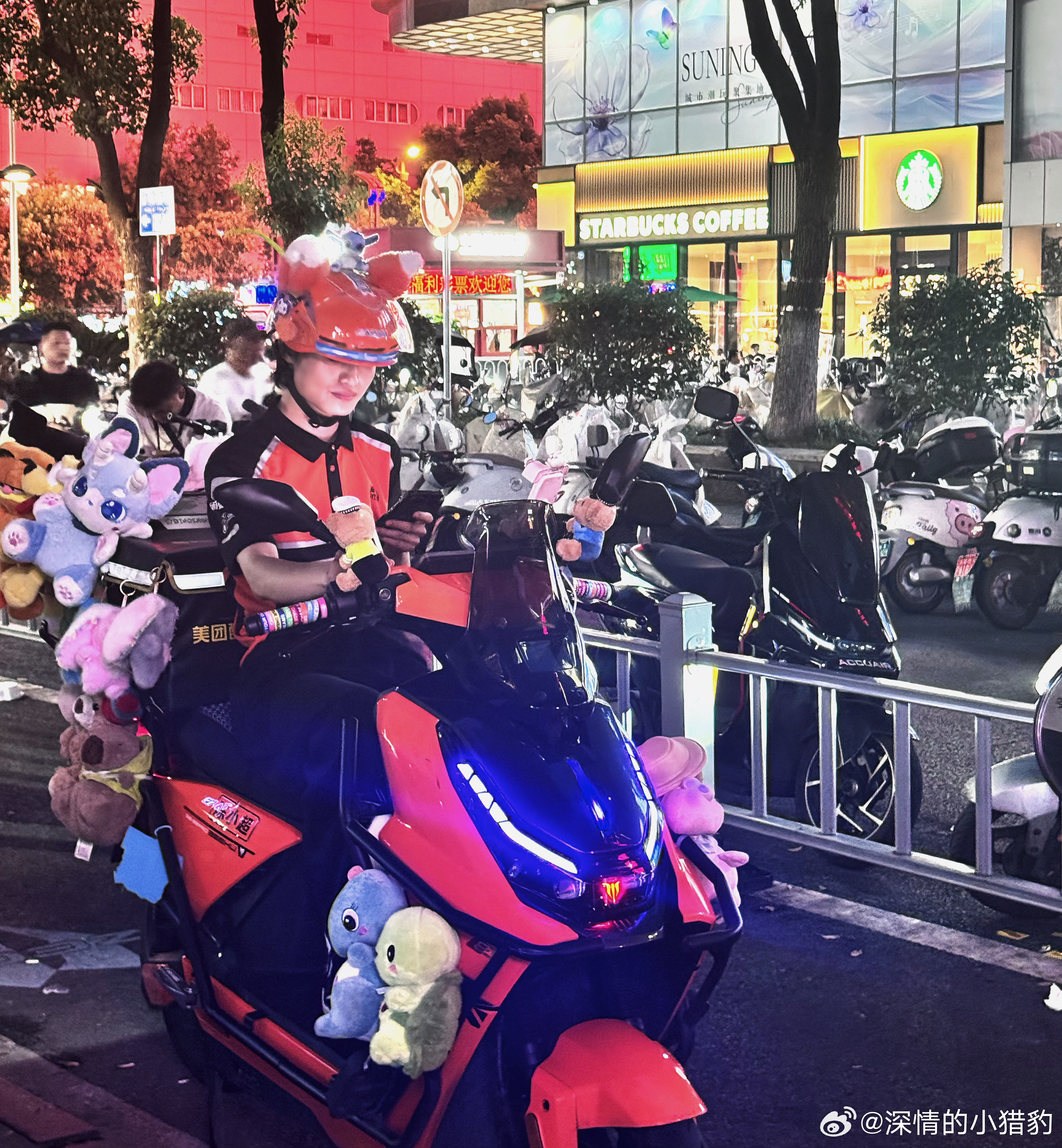 街头的年轻小哥与心爱的痛车🏍 