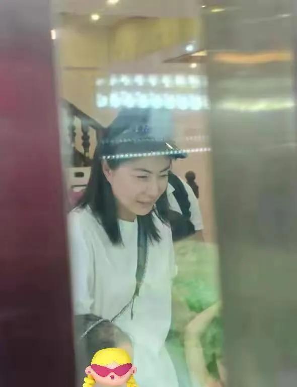 郭晶晶又回归家庭了，不忙的时候她就把所有时间都给了孩子们。趁着暑假还没有开学，郭
