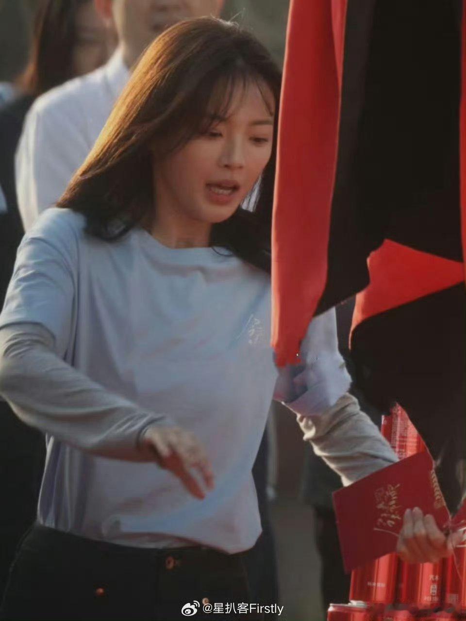 杨超越被绊倒 妹妹被绊倒也不忘表情管理，还好没什么大事，多小心啊。 