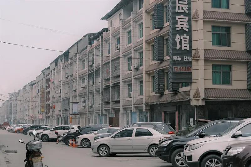 不少大城市独居的年轻人，过年回家反而不住家里、改住酒店，县城酒店都被“挤爆”、一