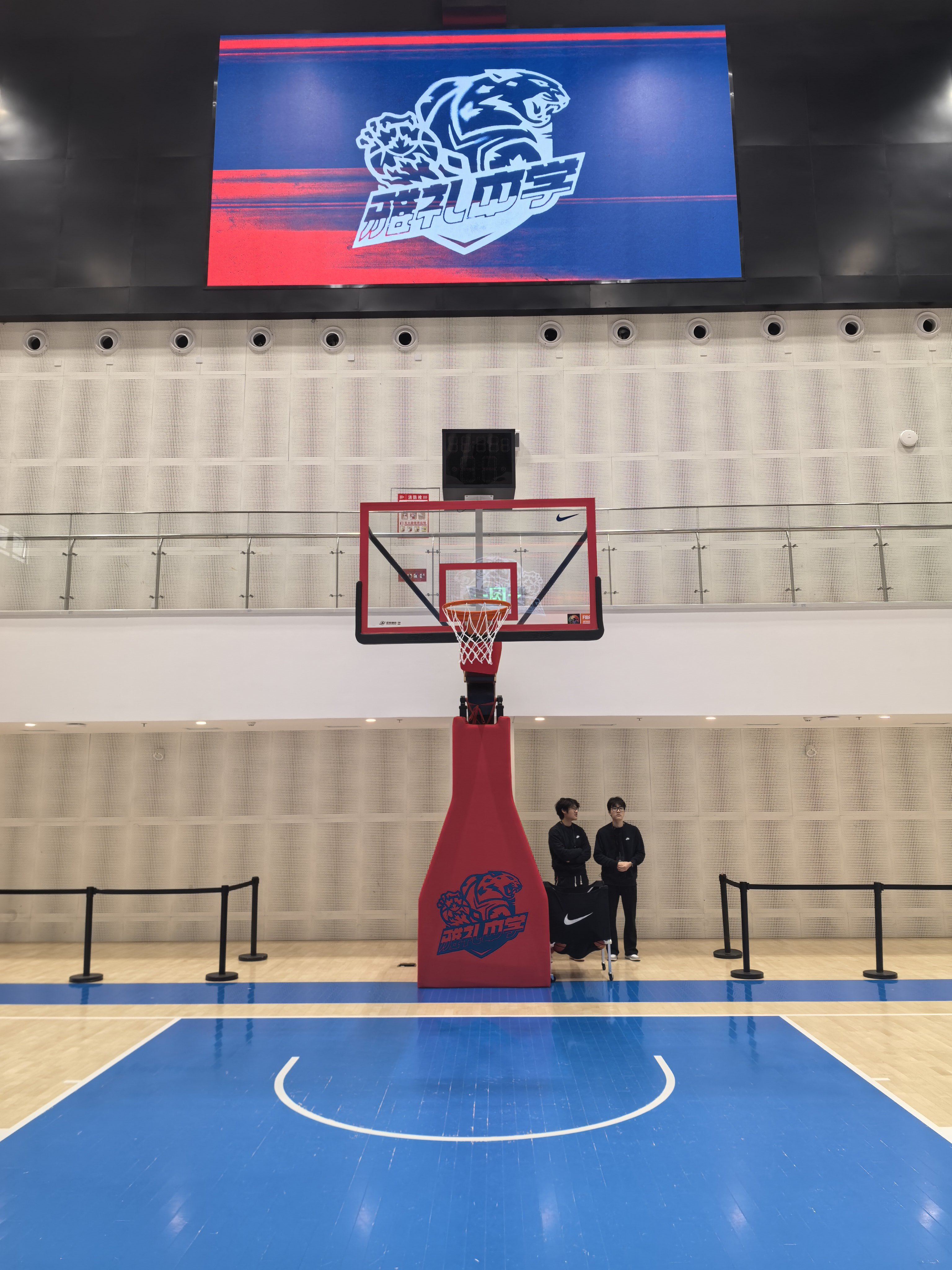 雅礼这个馆翻修以后都没进来过，有点东西呀～～萨布丽娜中国行  耐克高中联赛 长沙