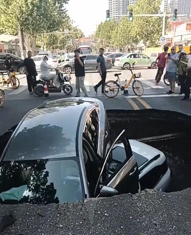 这车祸第一辆车掉进坑可以说是豪无征兆的。第二辆车追随掉进去就有可能是司机的问题了