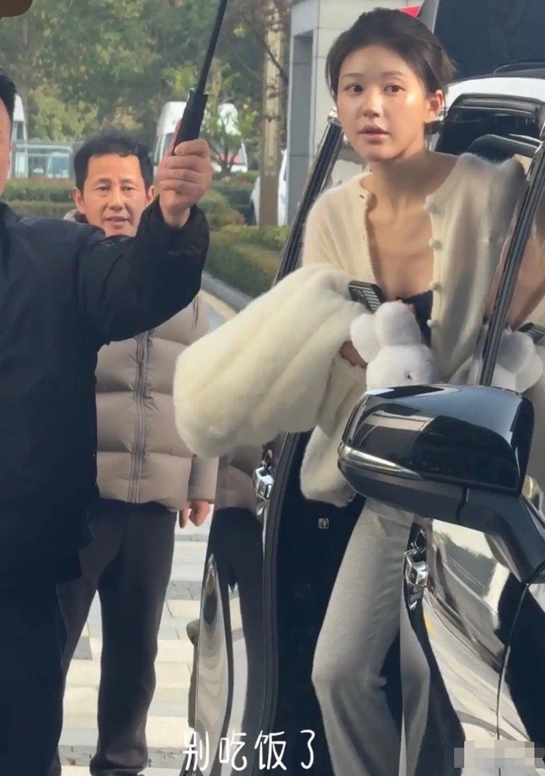 赵露思和爸爸长得一模一样，不知道那些说整容的人怎么想的 