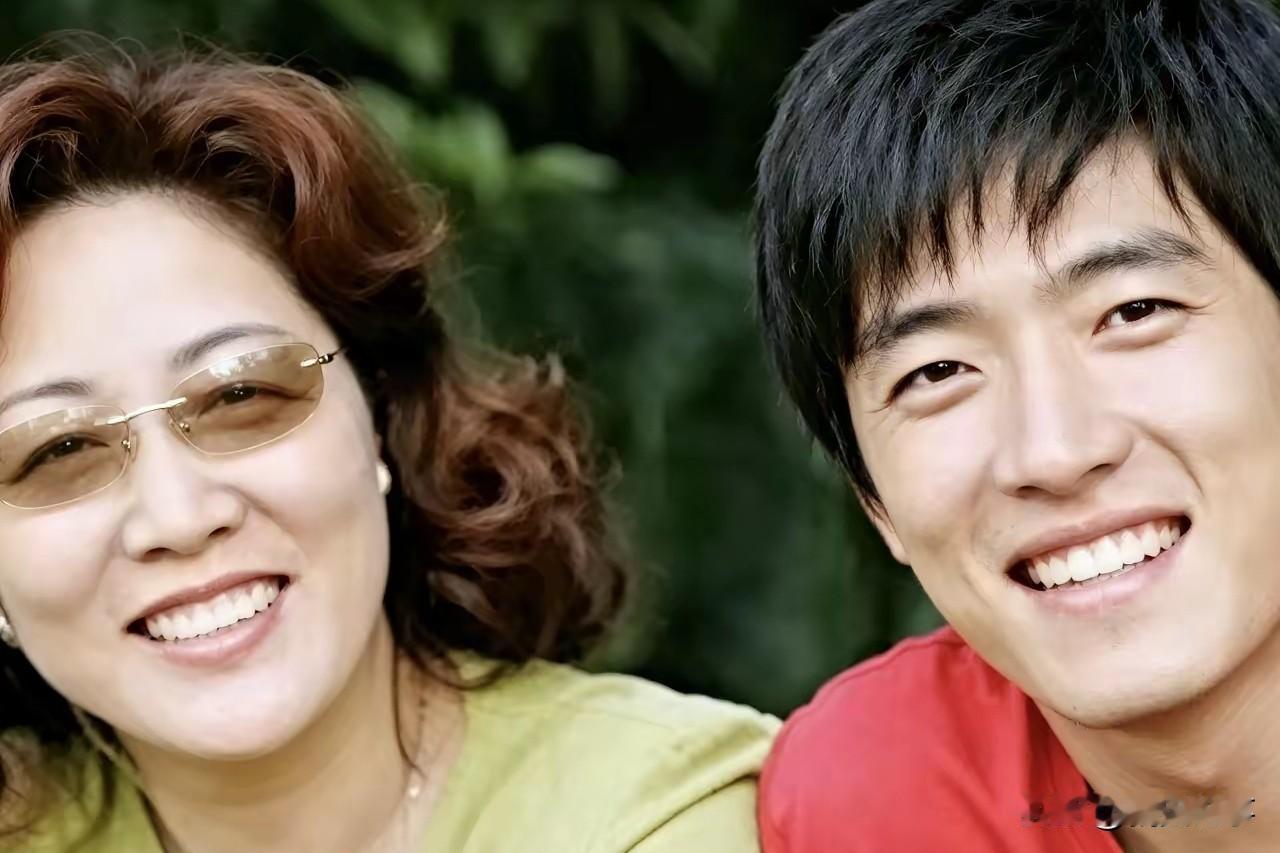 刘翔与母亲的同框留影，二人长得真像，母亲对他很是疼爱。镜头下，刘翔身着红色休闲上