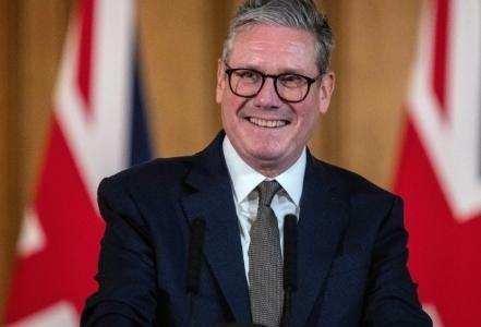 英国首相算是看明白了，现在的世界是美国，欧盟跟中国主导，俄罗斯也可以凭借军事实力