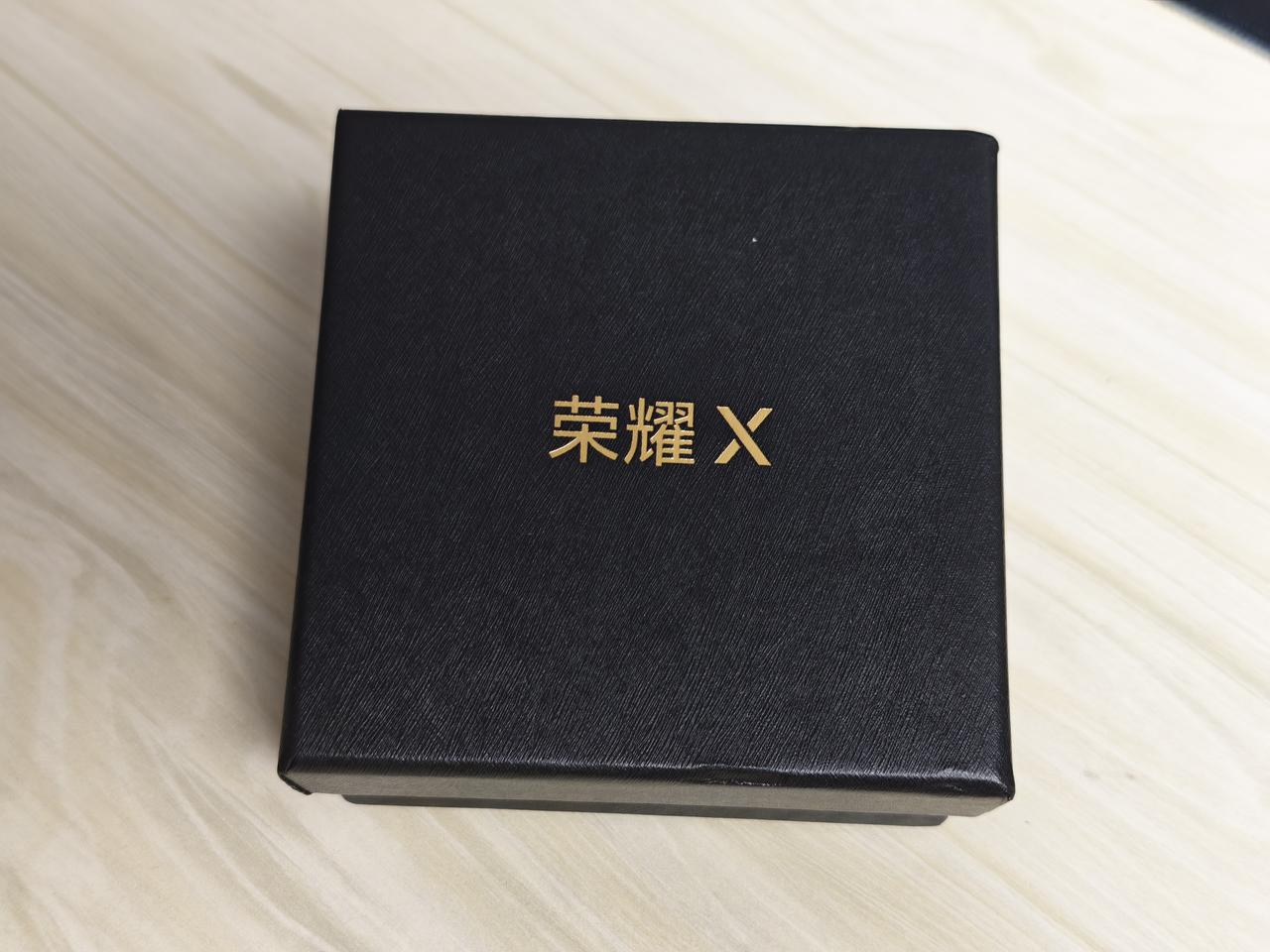收到了荣耀X80 Pro Max邀请函，里面有个可玩性很高的金属魔方，这也对应着