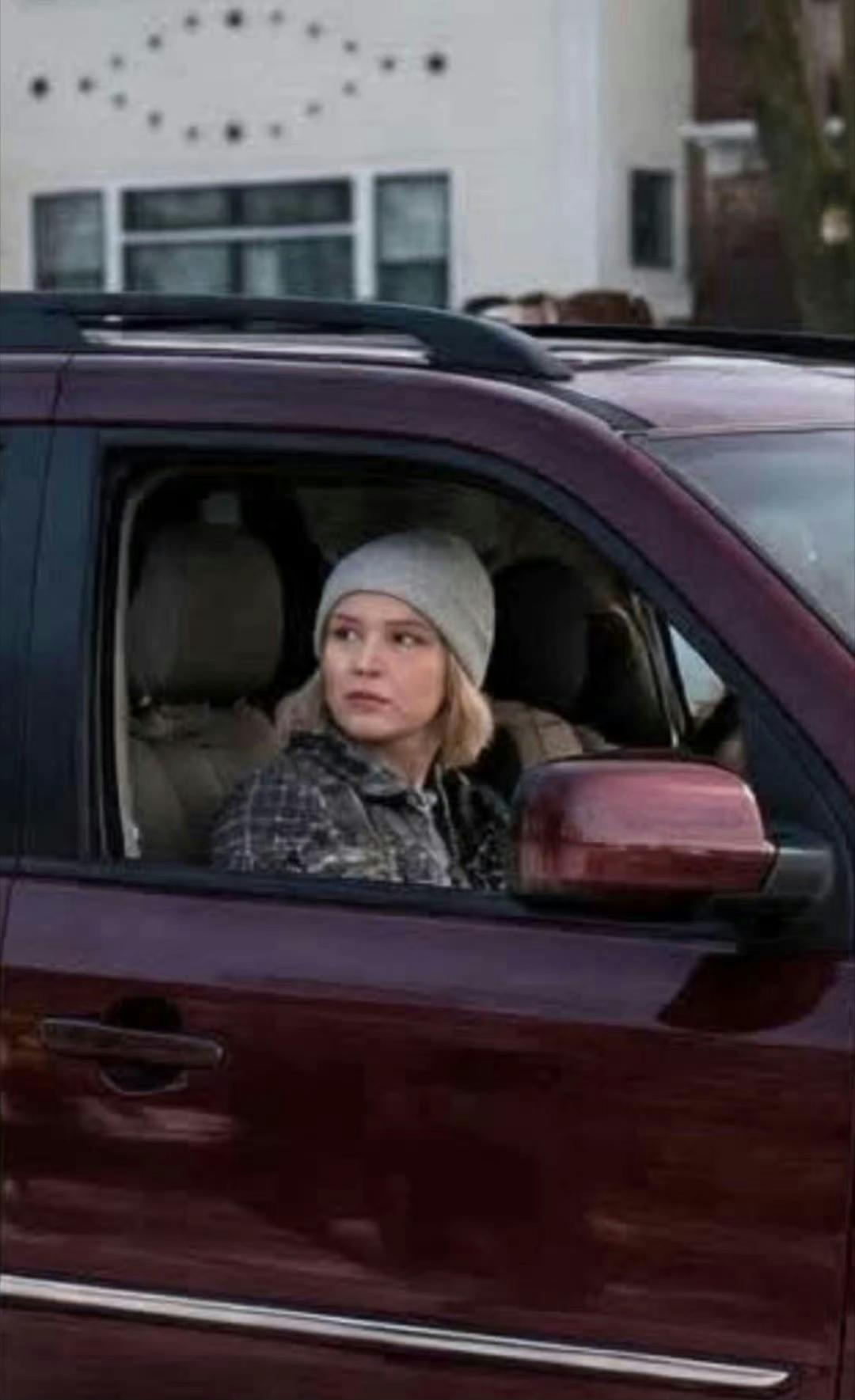 37岁的蕾妮·妮可·古德被执法人员枪杀后，成千上万的抗议者和社区成员手持蜡烛聚集