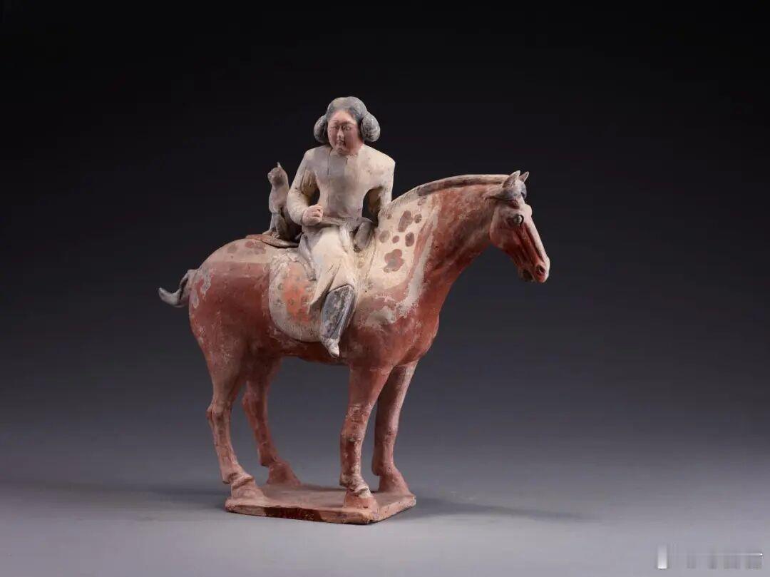 艺术变为现实“马”上大吉 今天看一件“又美又飒”的唐代文物——骑马带猞猁女俑。女