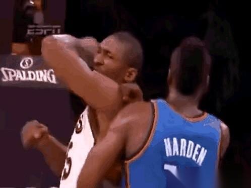 提起NBA的“恶汉”，绕不开一个叫阿泰斯特的男人。
那场比赛，他刚完成一记石破天