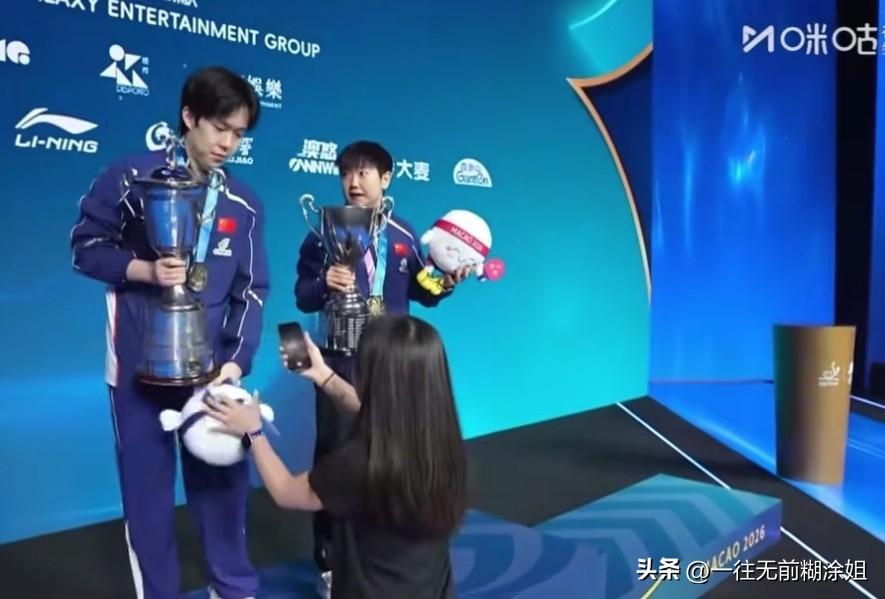 王楚钦又胆大了一次：

拍合照时工作人员递过来手机，王楚钦还抖甩几次玩偶吉祥物推