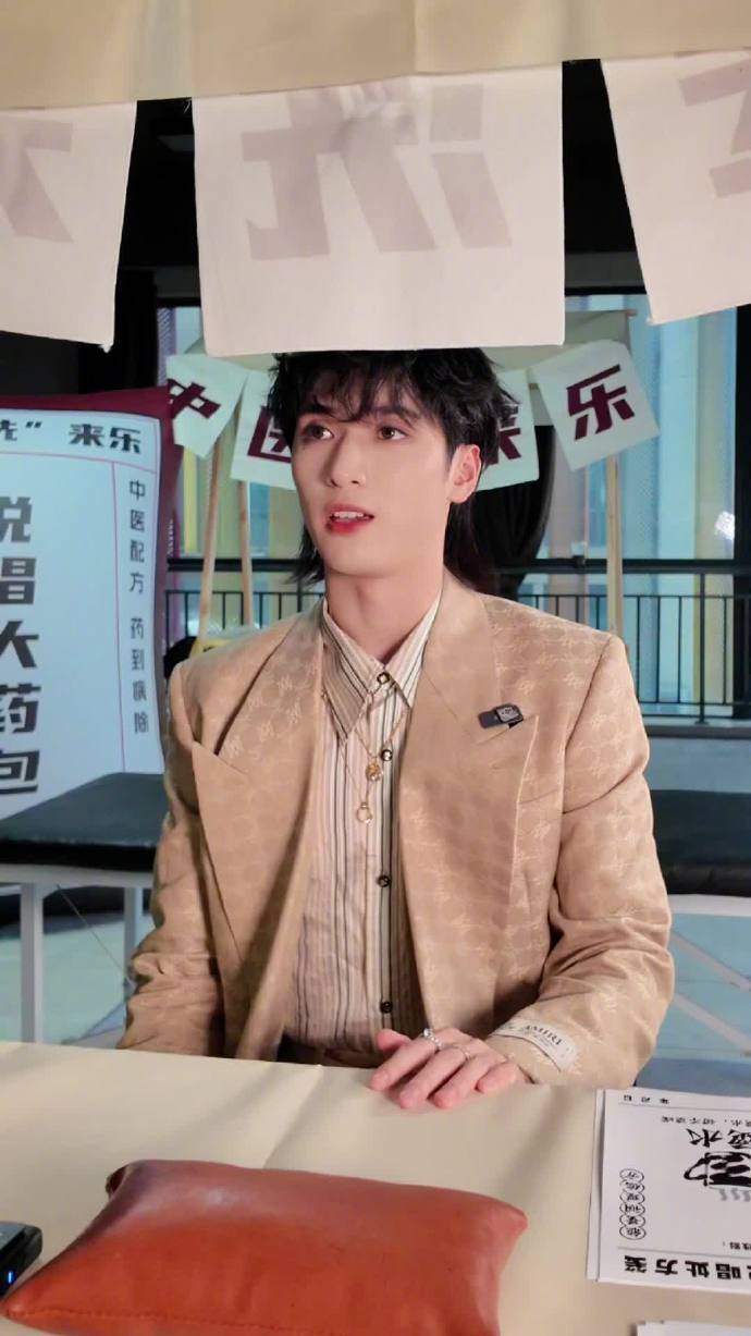 严浩翔格纹西装白礼帽look 严浩翔卷毛狼尾乖酷感 严浩翔格纹西装白礼帽look