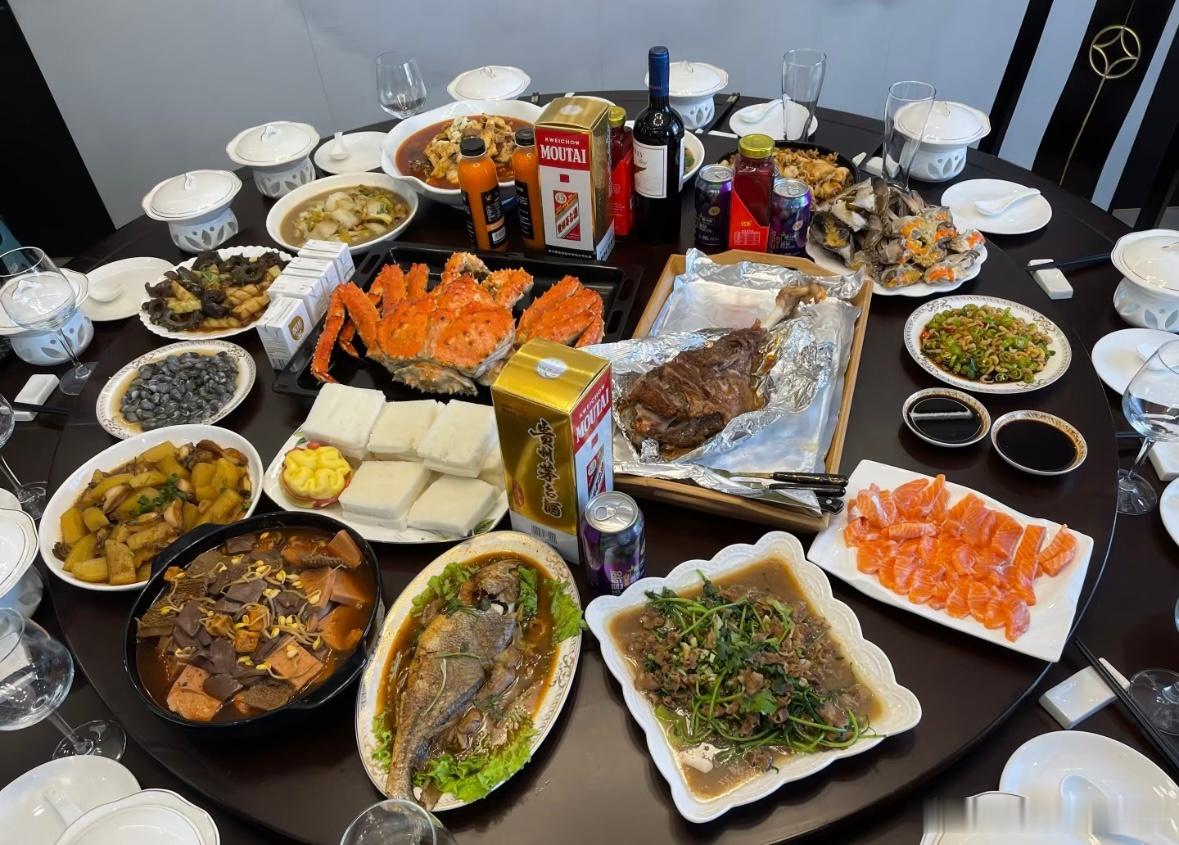 东北人请客吃饭的含金量东北人请客真的主打一个实在，菜码堆得满满当当，生怕客人吃不