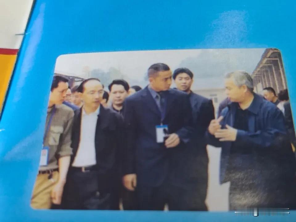 作为一个中江人，你看看照片上这些人，有企业家，有领导，当时的市委书记，当时的常务
