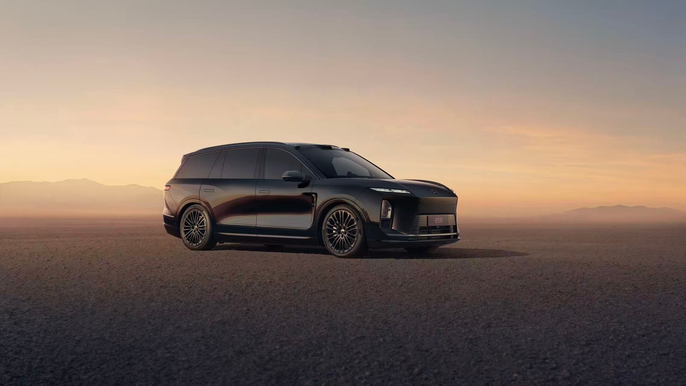 ES8交付十万台。牛了个大，而且细心的你，一定发现了ES8全新的颜色悄然出现新能