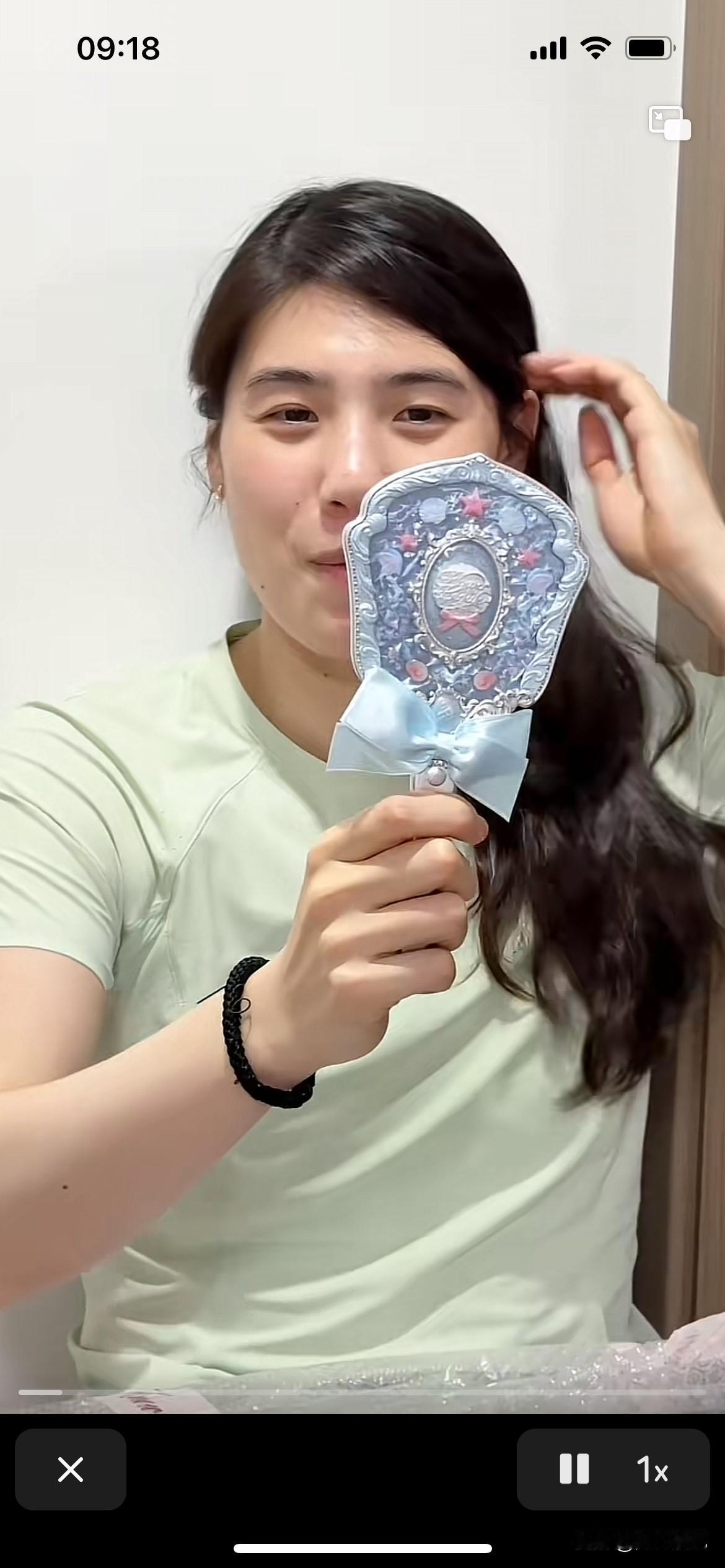 “泳坛一姐”张雨霏也有臭美的一面，天天照镜子要问镜子，谁是世界上最美的女人，只能