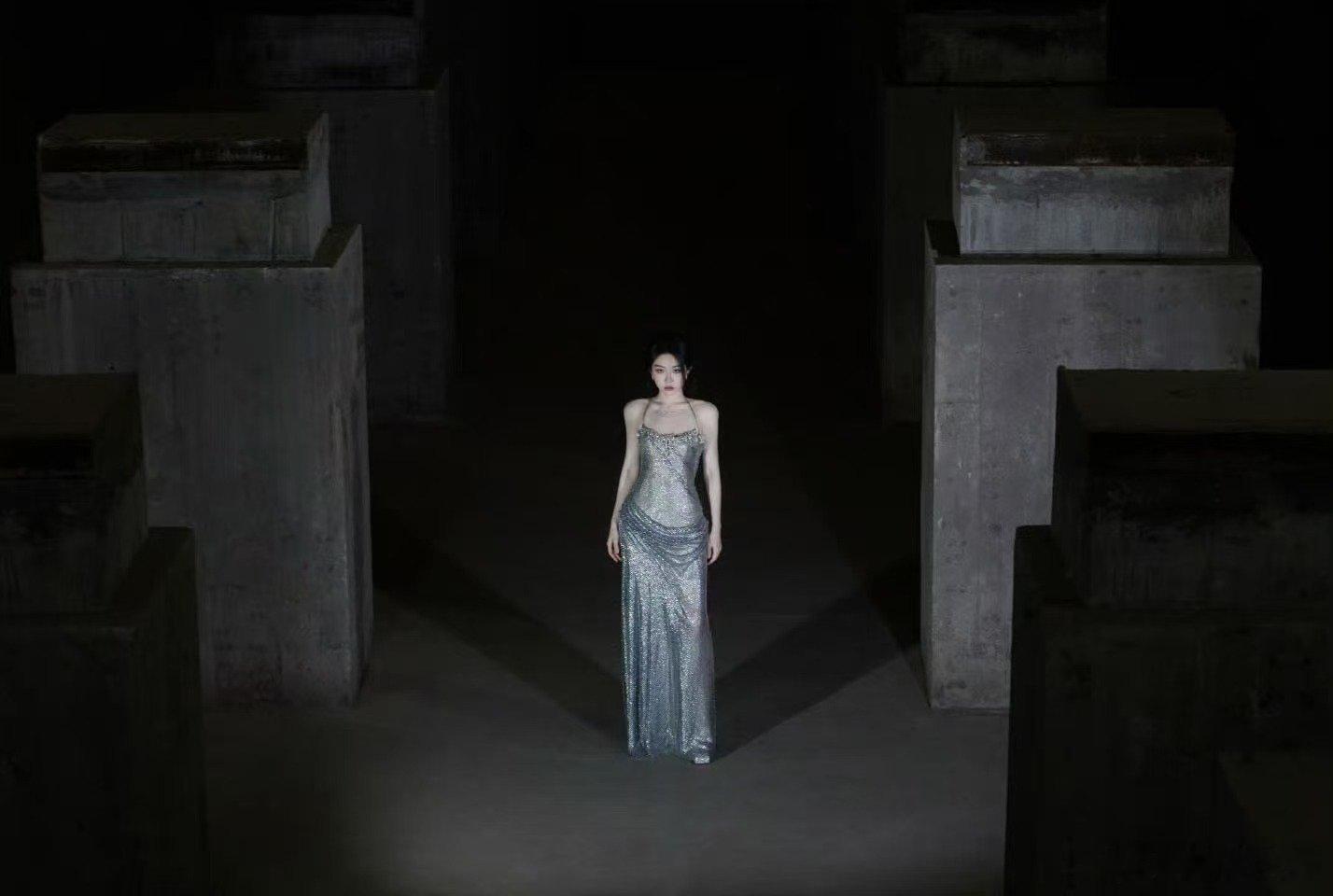 喻言银裙缀满星子碎片，在暗夜里流淌成银河。 剑锋劈开光影结界，她携月光锋芒登场。