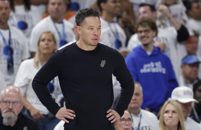 NBA总决赛，马刺主场对阵尼克斯的第二场比赛中，出现了奇葩的一幕。今天文班貌似在