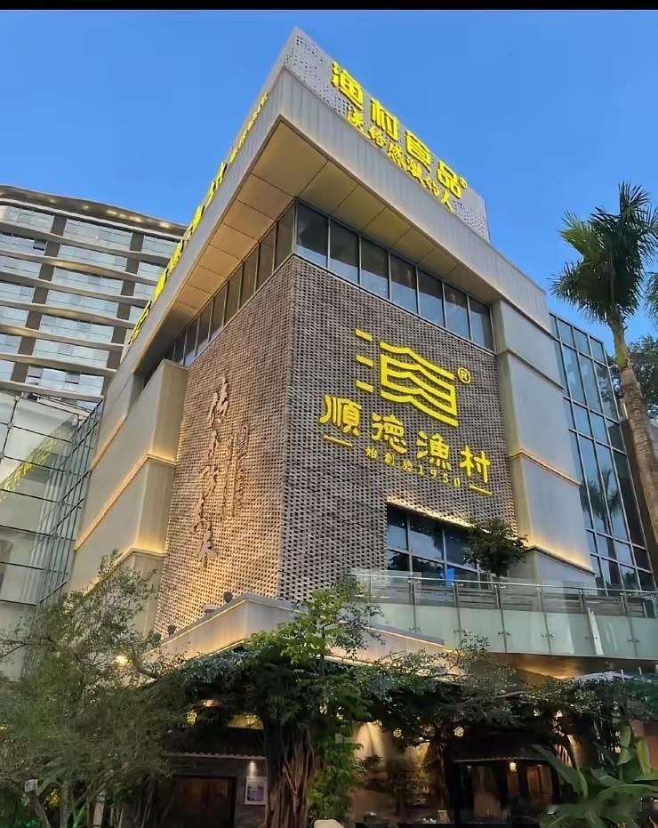 顺德渔村老板担心的事情还是来了。躲雨母子被保安驱赶后，现在再看顺德渔村的门口，连