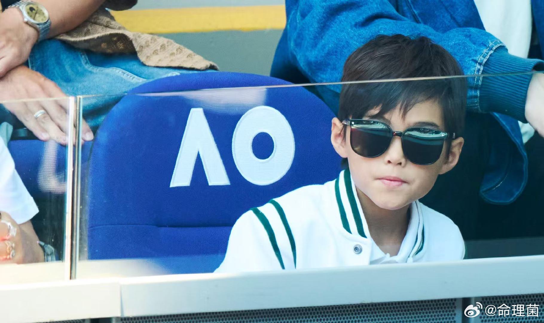 周杰伦昆凌8岁儿子正脸照大家猜是双眼皮大眼 还是单眼皮小眼 