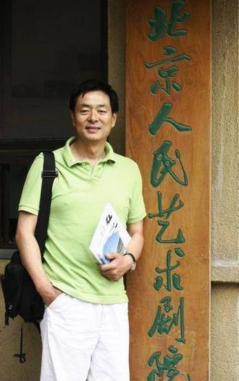 濮存晰，在《最后的贵族》里扮演的陈寅气质温文尔雅，长相帅气，如今濮存晰还不失当年